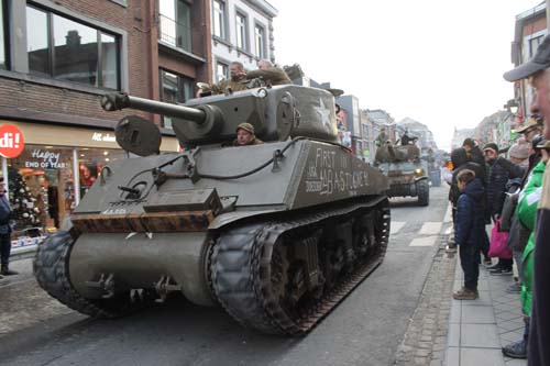 Bastogne 75em-8683-1er char entrant dans Bastogne en 40