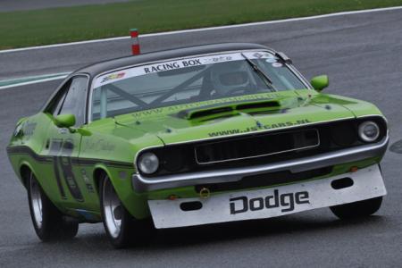 L imposante Dodge Challenger que Bert Smeets domptait pour la premiere fois, avec succes en plus! deux fois 4 eme