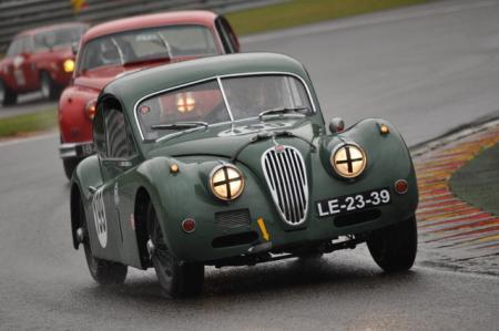 La tres belle Jaguar XK 140 du pilote portugais J.Mira Gomez. (HRDC)
