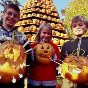 Enfants et masques d'halloween