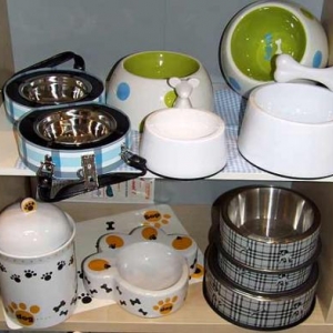 gamelles en plastic ,metal decore et faience