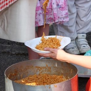 concours de manger de spaghettis preparation des assiettes