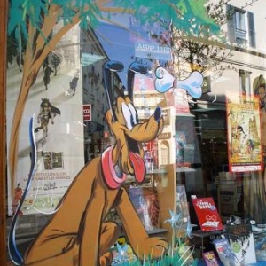 Mantes la jolie, peinture sur vitrine pour le festival de la bande dessinee par un artiste belge, Jean-Marie Lesage