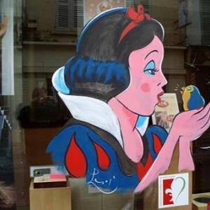 Mantes la jolie, peinture sur vitrine pour le festival de la bande dessinee par un artiste belge, Jean-Marie Lesage