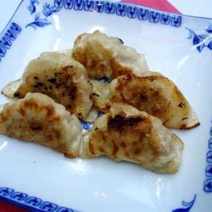 raviolis chinois farcis de viande hachee a l'ail et au gingembre .