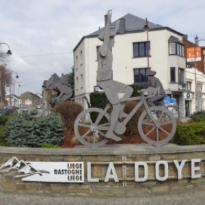  am Kreisverkehr (rond-point) von Bastogne