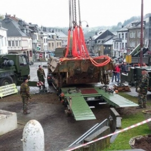 Des hommes preparent le depart vers la restauration a Bastogne (Photo Ph. Elias)