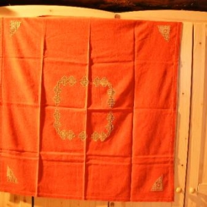 48. nappe 1x1m, avec 4 serviettes, broderie masloul (32 euros)