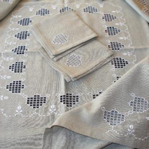 7. nappe, broderie masloul, de Tibhirine: 1x1m, avec 4 serviettes(32 euros)