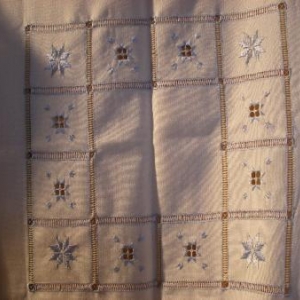 30. gros plan du centre de LA merveille: nappe 1x1m, avec 4 serviettes, toutes cinq avec jours "fait-main" sur tout le pourtour; broderie masloul, de Tibhirine  