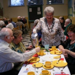 la table aux tasses jaunes