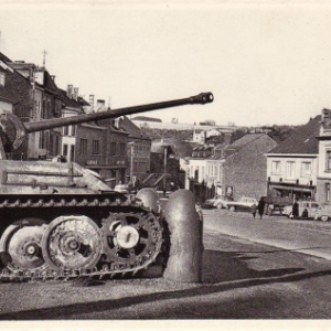Der Panzer 111 wird zum Ehrendenkmal im Zentrum von Houffalize. 