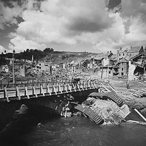 Le tank dans l'Ourthe, au pont, endroit de son reversement. Il y est demeure des ans, faute de moyens techniques por l'en retiirer.