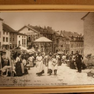 Houffalize: la foire, il y a environ 100 ans. Ici, place Roi Albert. La foire Ste-Catherine se tient aujourd'hui dans le bas de la ville. 