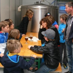 Du beau monde. Une table de Hollandais: 2 bieres pour 12 personnes.