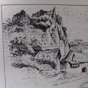 Le long rocher entre le site de l'ecole, en surplomb, et l'Ourthe, a droite, derriere la poterne.