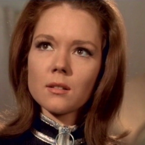 Emma Peel (Chapeau melon et bottes de cuir).