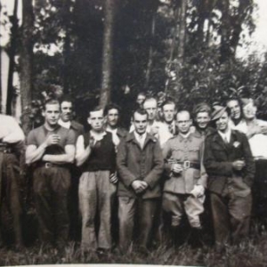 Paul, sur la gauche. L'homme aux bottes et aux lunettes n'est pas un autochtone: il s'agit de Leon Thonon, de la region de Liege.