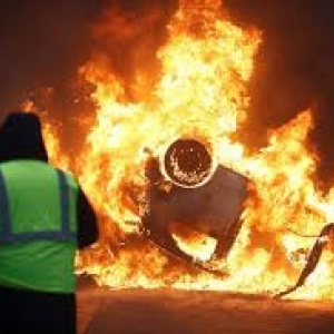 Gilets jaunes "comme des gugusses qui foutent le feu aux autobus" (Renaud).