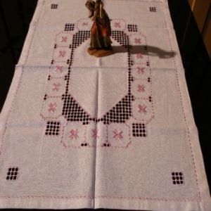 37. chemin de table, broderie masloul (entre 22 et 24 euros)