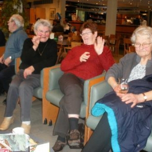 27. remarquez Jeannine, et Marie-Jo, au centre, en pleine demonstration de langage gestuel. Et a droite, Nelly, qui deguste avec sagesse.