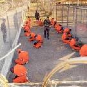 Pour le fun, une autre mise en valeur de la couleur orange: les prisonniers de Guantanamo.