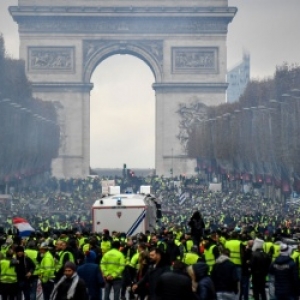 Gilets jaunes devant l'Arc de Triomphe, Champs Elysees.