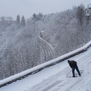 L'ancetre du chasse-neige, c'etait la raclette, une invention savoyarde.