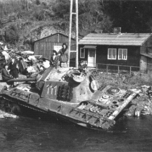 Der Tank 111 und der Fluss, wo er fiel (foto +/- 1948)