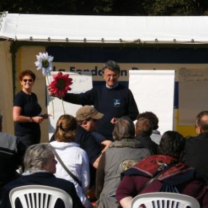 1. Therese Kempeneers, secretaire generale, et M. Hubert, psycholgue, animateur de l'atelier