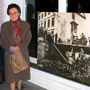 Lily Daulne et Nelly Simon. La photo noir et blanc n'a rien a voir avec l'Offensive, mais bien avec la Liberation (pont Lanham, route de Liège à Houffalize) quelques mois plus tot.