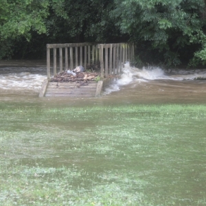 Le pont de bois entre la plaine de Houtopia et  Pierreuse