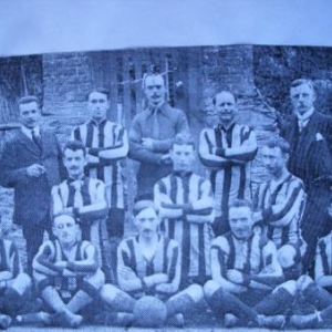 Vers 1924: la 1e equipe de football de Houffalize: assis: Alfred Lossignol, Odon Bazard, Rene Deumer, Henri Marechal, Raymond Martiny. Accroupi, extr. gauche: Joseph Lesage