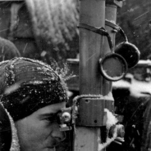 Joachim Peiper qui regarde dans un telescope en ciseaux, hiver 41-42