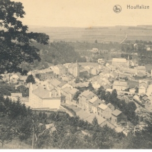 2 Houffalize, en forme de coeur. Au fond a droite, l'eglise.