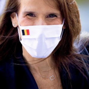 Madame Sophie Wilmès, Première ministre. L'art de prouver qu'un masque n'empêche pas d'être vu sourire. Image: site facebook de la Première ministre