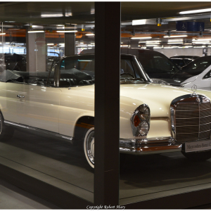 Voiture d'exposition dans le parking