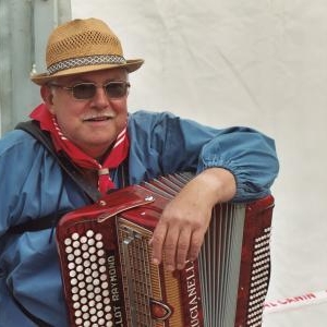 Je vous presente Monsieur Oostland et son fidele accordeon. Toujours au rendez-vous!