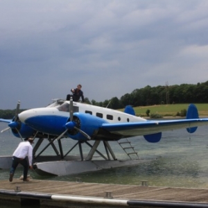 Un hydravion destiné à Pairi Daiza amerit sur Le Lac de l’Eau d’Heure