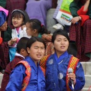 schoolmeisjes in typische klederdracht schoolmeisjes in typische klederdracht