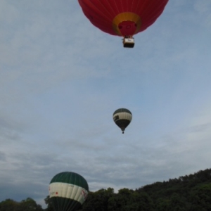 montgolfieres en faces de l entree des grottes de han