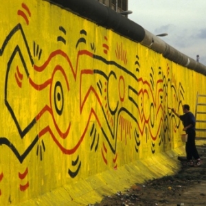Section du Mur de Berlin peinte, en six heures, par Keith Haring 