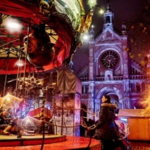 Manege devant l eglise Ste.-Catherine (c) "Femmes d Aujourd hui"