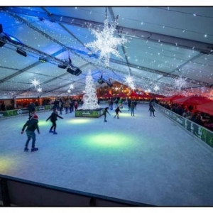 Sous son toit illumine, la patinoire de 500 m2, sur la Place Cathedrale (c) P. Christodouleas Sous son toit illumine, la patinoire de 500 m2, sur la Place Cathedrale (c) P. Christodouleas