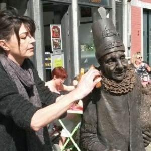  Vinciane Renard et son "Molon", Place Maurice Servais (c) "RTBF"