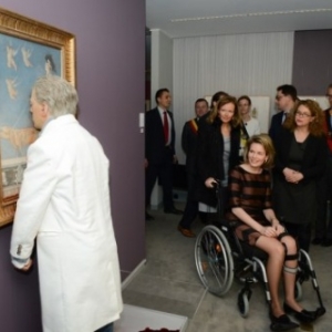 Au "Musee Felicien Rops", "Rops-Fabre Facing Time", la Reine Mathilde devant une oeuvre de Jan Fabre 