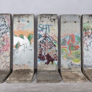 Les cinq segments du "Mur de Berlin", proposes aux visiteurs de la (c) "BRAFA"