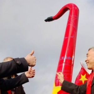L Ambassadeur de Chine et Richard Fournaux devant un Symbole de la Ville d Adolphe Sax