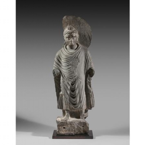 L une des nombreuses statues du Bouddha, presentees par la (c) "Galerie Christophe Hioco"