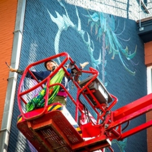 Monica Caron et ses herbes sauvages, rue Lucien Nameche, a Namur (c) Jacques Duchateau/"L Avenir"